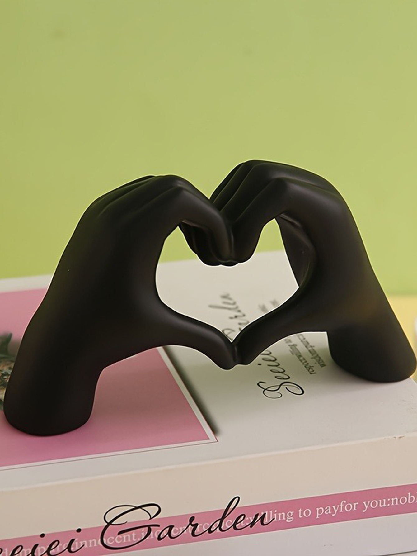 Customizable Resin Home Decor with Personalized Text Heart-Shaped Hand Gesture Statue for Desktop Display